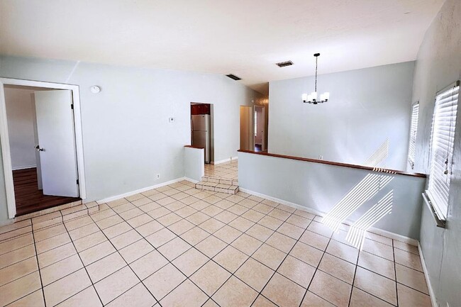 Photo - 6171 Heather St