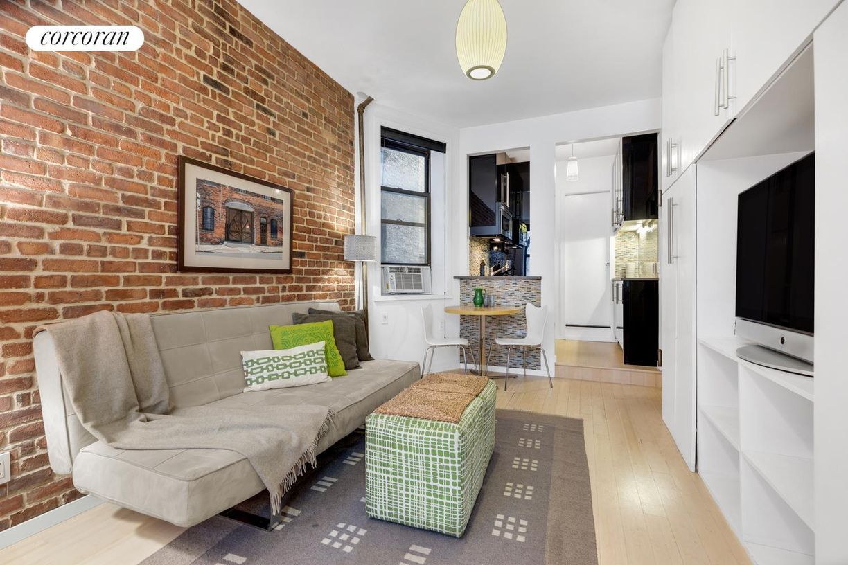 Photo - 105 Thompson St