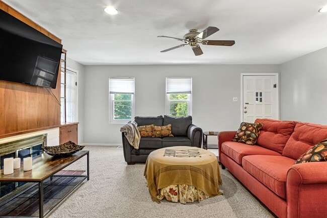 Great living room - 1603 Jersey St