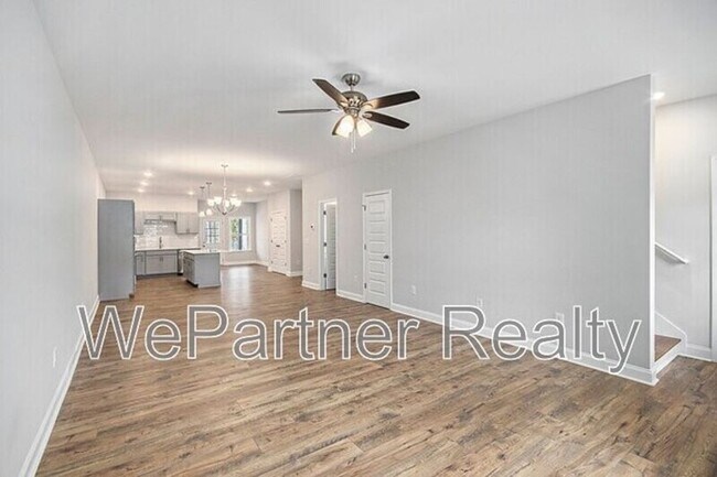 Photo - 144 Crestpoint Rd