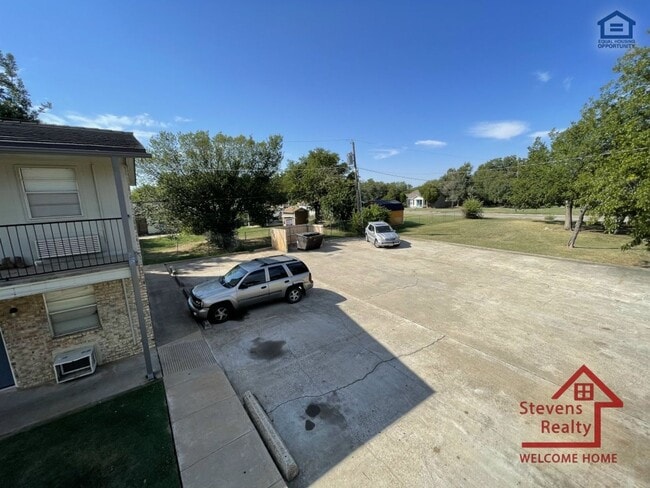 Photo - 1502 NW Kingsbury Ave