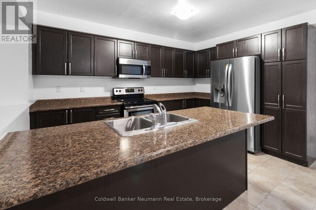 Photo - 1035 Victoria Rd S