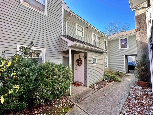 Building Photo - 860 E Fishers Creek Rd Unit 860