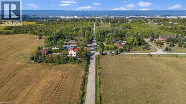 Photo - 585 FIFTH Road E