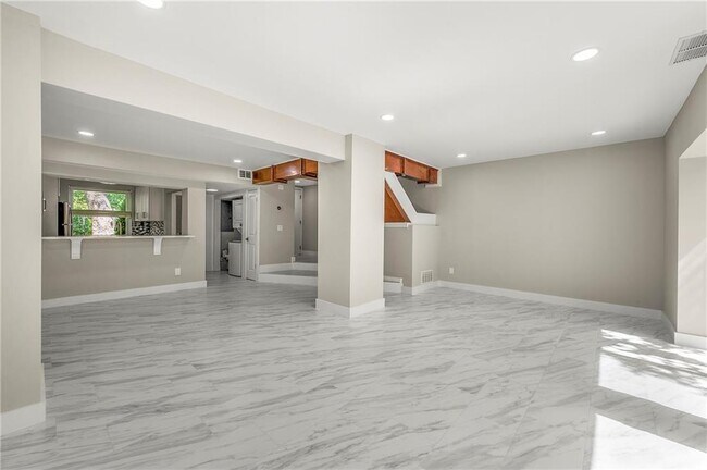1009 Riverbend Club Dr SE