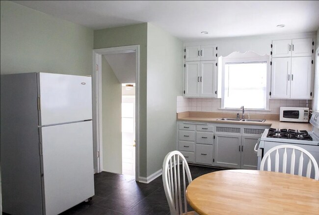 Kitchen - 1423 W Margaret Ave