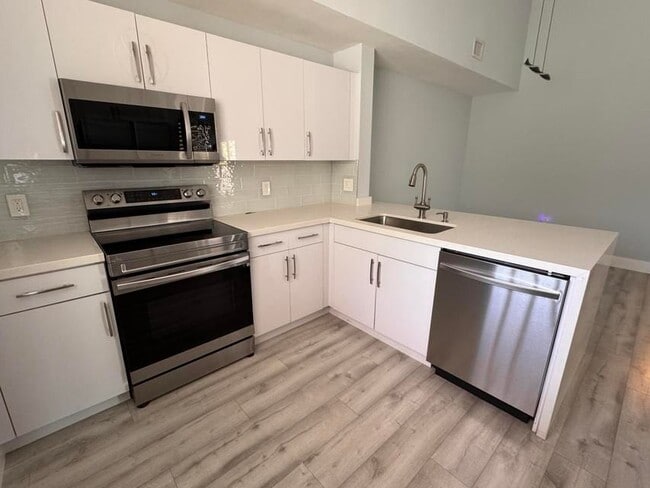 Building Photo - 6936 SW 39th St Unit d203