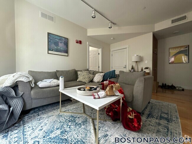 Building Photo - 367 Harvard St Rental
