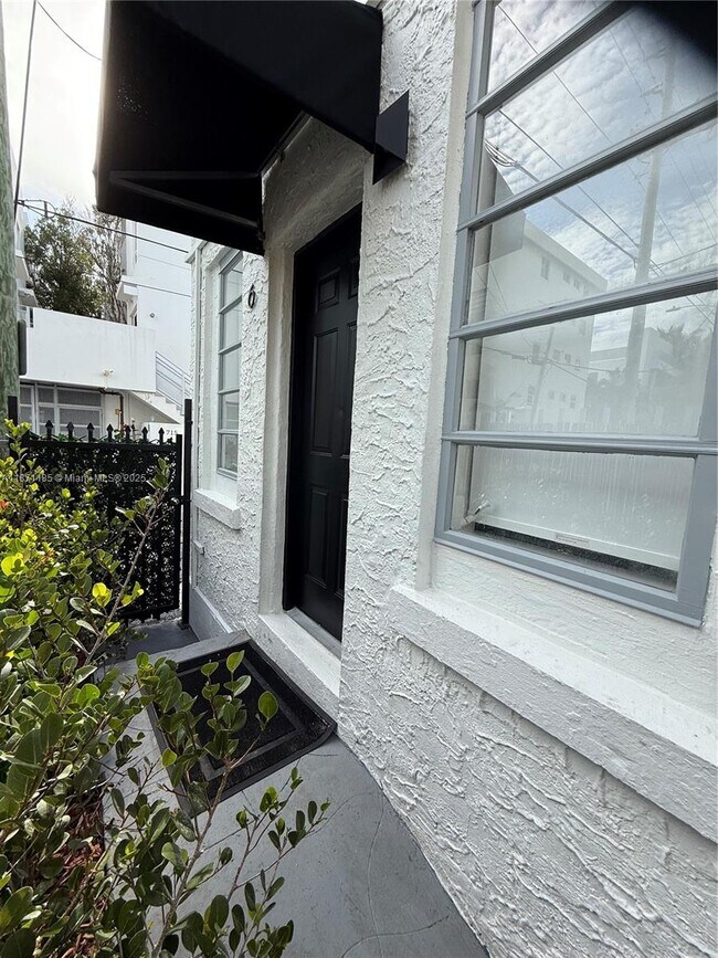 Building Photo - 723 2nd St Unit 6 Rental