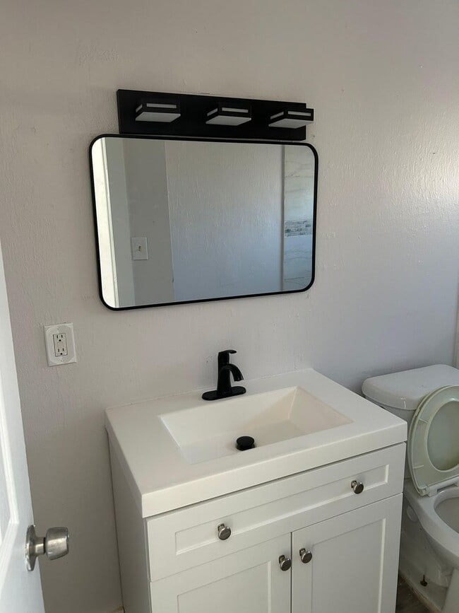 Photo - 2/1 updated duplex available now !