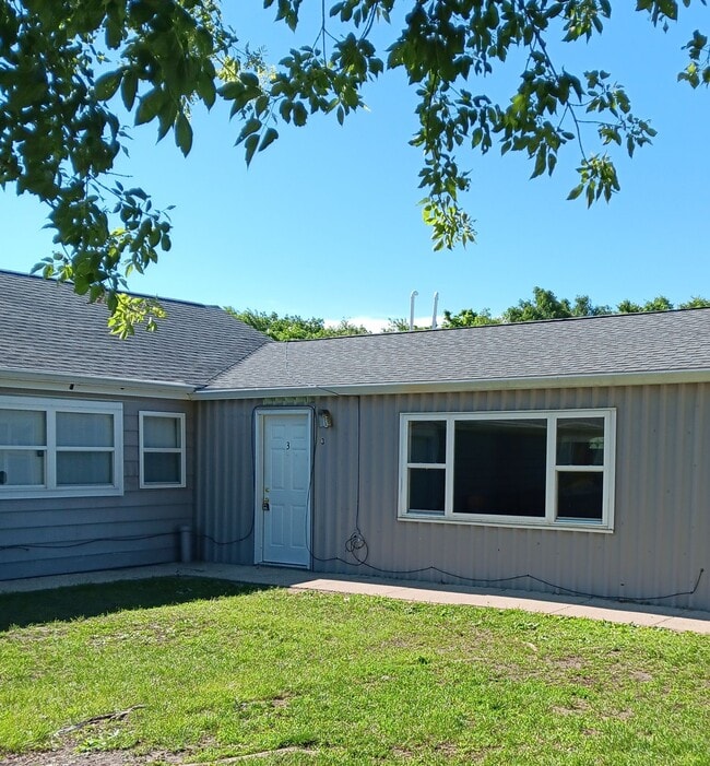Building Photo - 2 bedroom $850/Month Unit 3