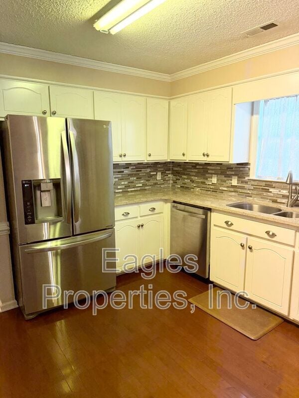 Photo - 107 Roundtree Ln