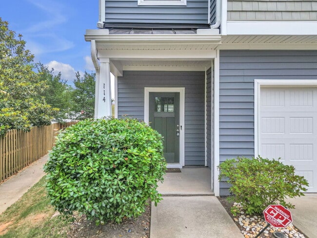 Photo - Stylish 3BR/2.5BA END-UNIT Townhome with Garage in Camelot Townes! $1,650/mo rent