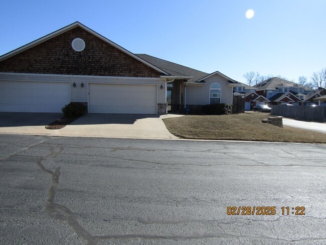 Building Photo - 505 NW Fairway Villa Dr