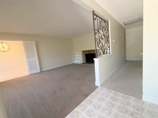 Photo - 1270-1272 Meredith Way Unit 1272