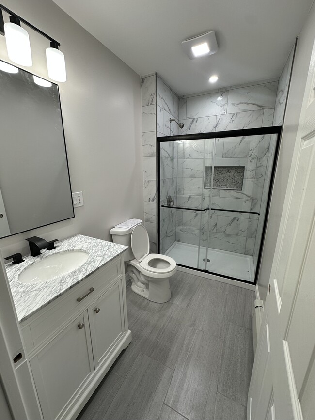 Building Photo - 213 Bucklin St Unit 2 Rental