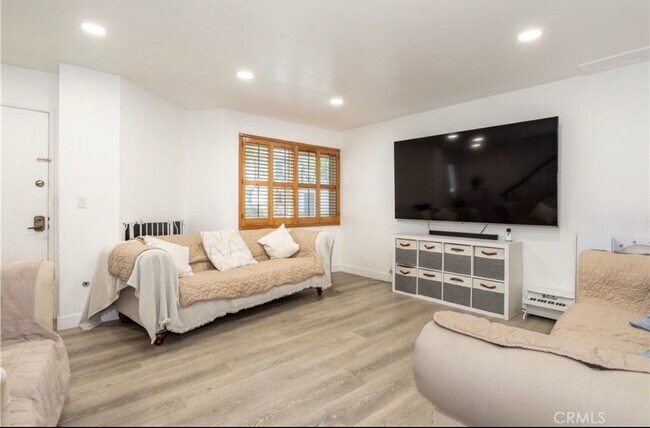 Photo - 19221 Sherman Way