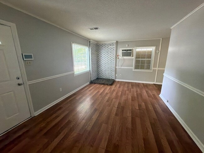 Photo - Nice Home In the U of M Area