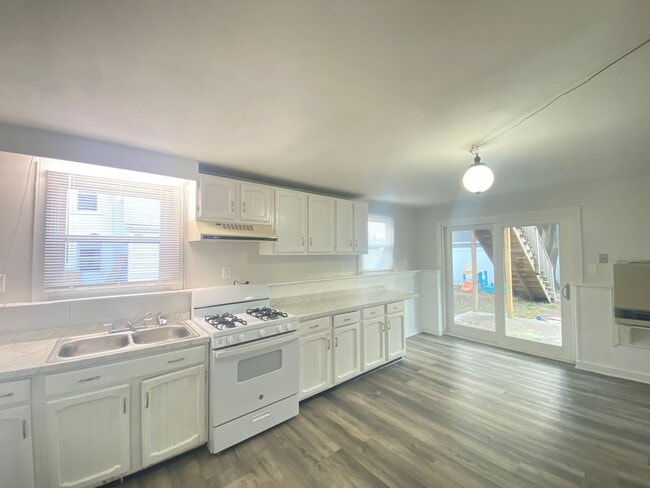 Building Photo - 30 Thorwald Ave