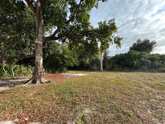 Patio interior - 304 South Rd Unidad A