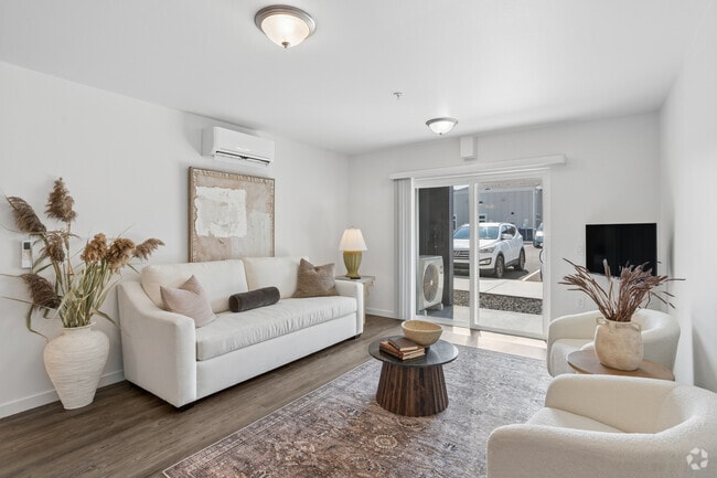 2BR, 2BA - 910SF - Living Room