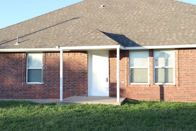 Photo - 1300 Commerce Dr House