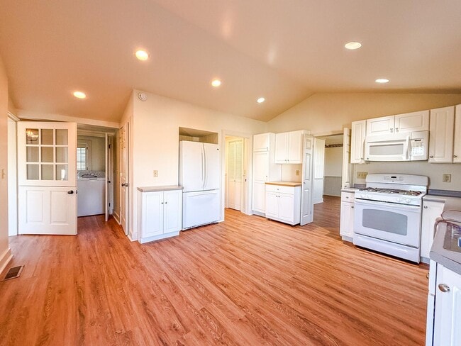 Photo - 3 bedroom, 2 bathroom Quiet Retreat With Scenic Views-Mansfield, Illinois