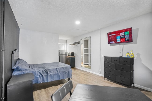 Photo - 905 Providence Blvd Unidad 109