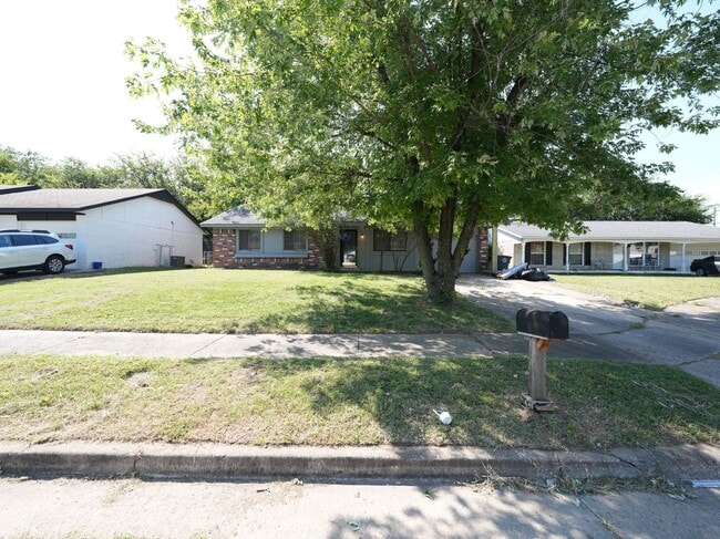 Building Photo - Beautifully Redone 3 Bedroom House! Availa...