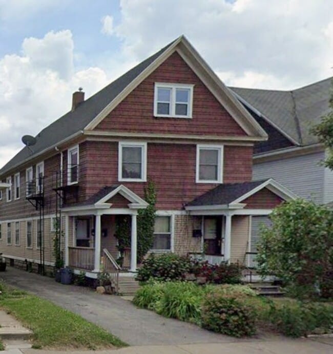 Building Photo - 537-537.5-5375 Lyell Ave Unit 537 Lyell Ave-Apt 3