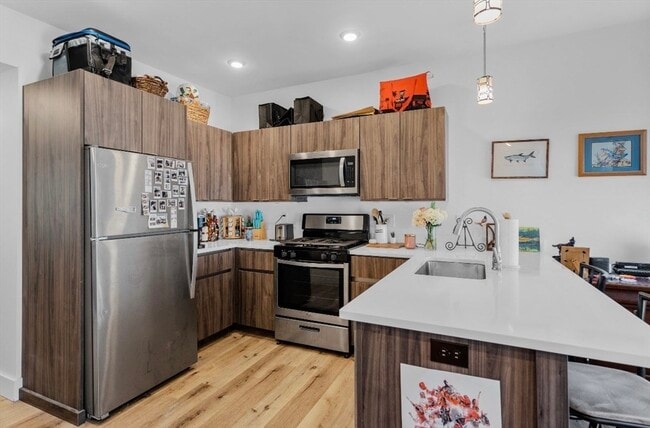 Building Photo - 211 W 9th St Unit #3