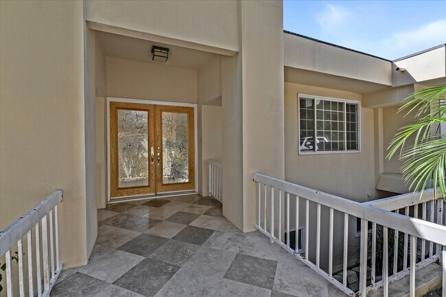 3335 N Knoll Dr