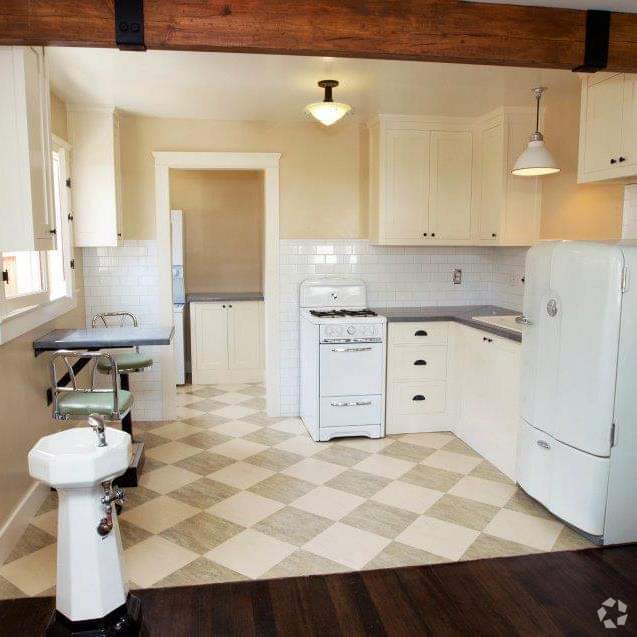 Building Photo - 375 S Shaffer St Unit C Rental
