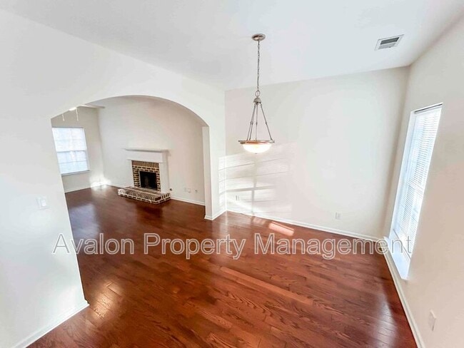 Photo - 2027 Oakbluff Way SW