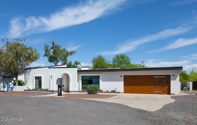 Building Photo - 856 E Village Cir Dr S