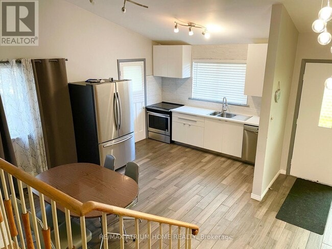 Photo - 9740 Keele St