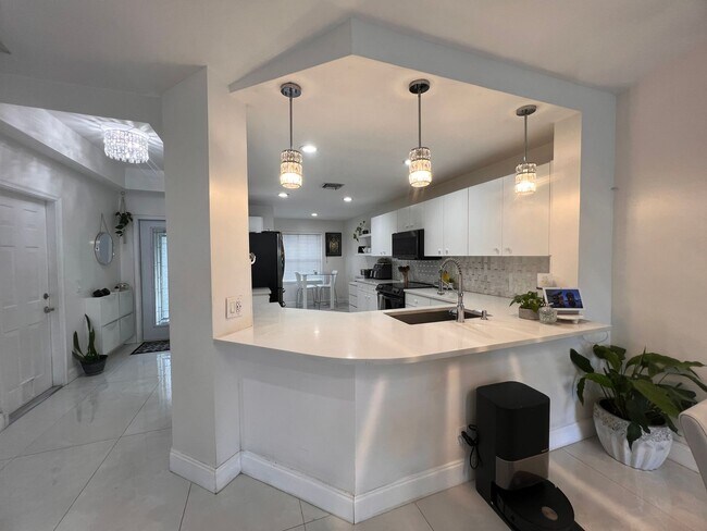 Photo - Fantastic, Weston Waterfront 3/2 PLUS Office in Gated Savanna