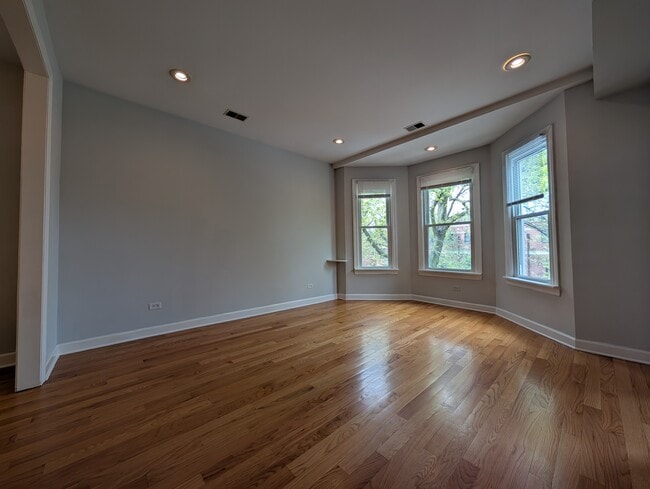Building Photo - 1911 W Addison St Unit 3