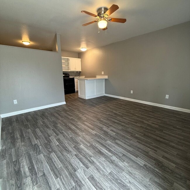 Building Photo - $400 Off 1st Full Month!* All Utilities In... Unit K Rental