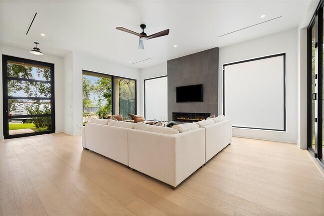 Photo - 2504 Bluffview Dr