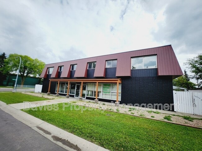 Building Photo - 9550-9153 153 St NW Unit #R1