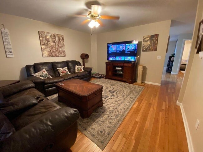 Photo - 203 Correll Ln