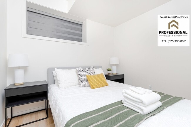 Photo - 15708 97 Av NW