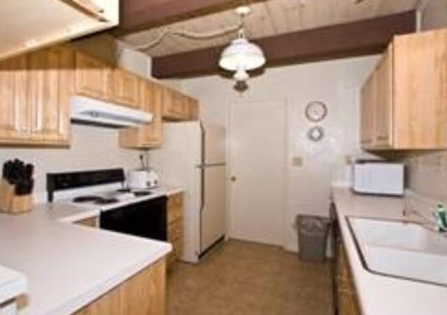 Building Photo - Unique open design,wood beams in all rooms... Rental