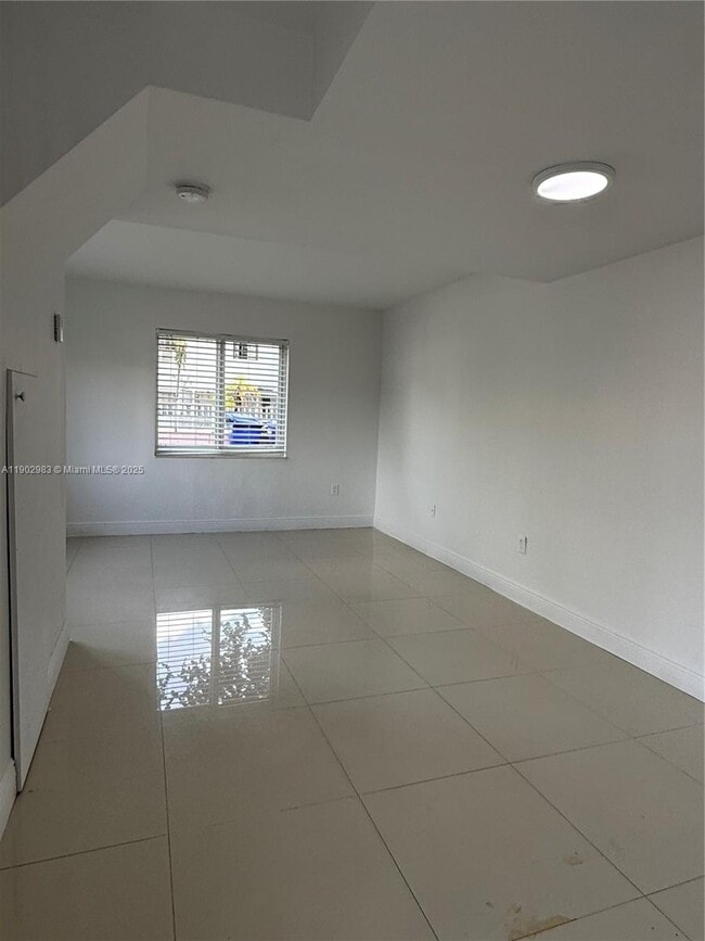 Building Photo - 603 SW 11th Ave Unit 3