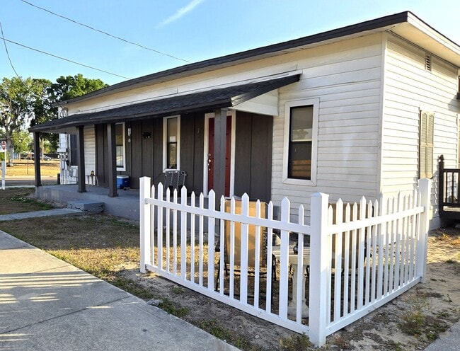Building Photo - Cute 1 Bedroom Apartment In Eagle Lake Unit 11 W Eagle Ave  1