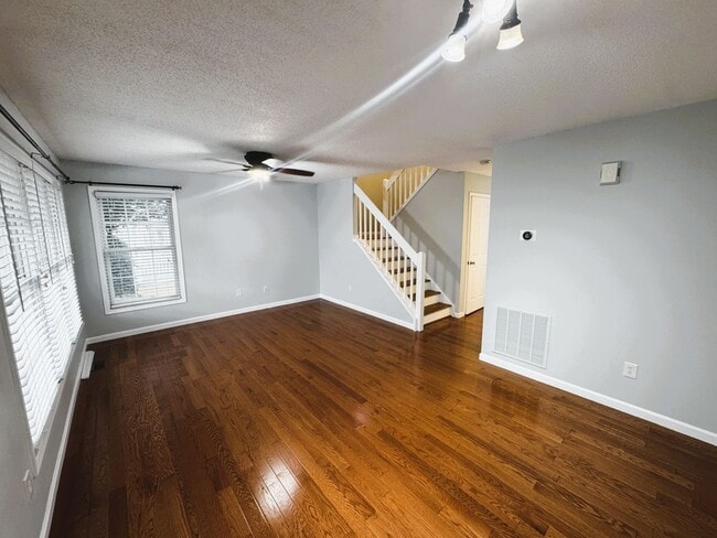 Photo - 1422 Founders Way