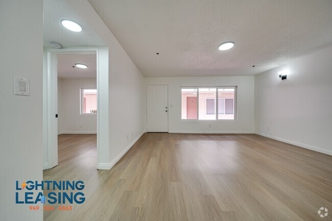 Building Photo - 13910 Sayre St Unit 13D Rental
