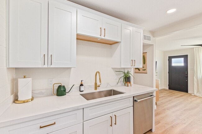 Photo - 930 E Henry St
