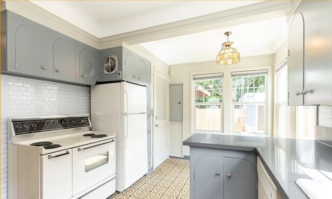 Photo - 6613 N Amherst St